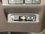 ハンドルの右下にETCがついています。高速道路の料金所の通過も楽々です!。 カードの取り出しもしやすい場所についています。