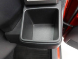 【カップホルダー】エアコン吹き出し口下部に設置されていますので使いやすさバッチリ!運転席から手の届くちょうどの位置です!