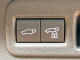 【パワーバックドア】スマートキーや運転席のボタンを押すだけでリアゲートが自動で開閉します!荷物を持っている時や、高い位置にあるバックドアを閉める際に便利な機能です♪