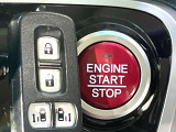【Hondaスマートキー】カバンやポケットに入れたままでもドアの施錠・解錠が可能なスマートキーを装備。エンジンのオン・オフ時もカギを取り出す必要が無いからとっても便利です♪
