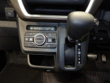 【シフトレバー周辺】操作しやすい位置に配置されたインパネシフトです。エアコンパネルもまとめられており、運転席まわりがすっきりとした印象です。