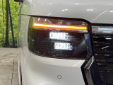 【LEDヘッドライト】悪天候や夜間走行時も良好な視界を確保し安心して運転できる高輝度LEDヘッドライトを装備!点灯速度が早く、消費電力も抑えられています。