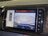 後方の見える安心をお届けするバックガイドモニター付:バックするときのアシストラインもあって楽々バック!車庫入れや縦列駐車をサポートし、苦手な駐車も安心です!今やもう手放せない装備ですネ♪