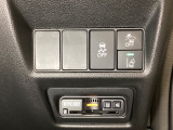 Hondaセンシング用の、VSA(ABS+TCS+横滑り抑制)解除と路外逸脱抑制機能などのオンオフスイッチはハンドルの右側に装備。その下にETCがついています。高速道路の料金所の通過も楽々です。