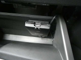 ここに ETC付いております。高速道路の料金所もスイスイ♪ ETCカードの申し込みは日産カードがおすすめ!!!「安心」「おトク」「便利」で皆さまのカーライフをサポートする特典満載のカードです。
