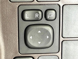 【電動格納ミラー】サイドミラーは電動格納式となっており、狭い駐車場でもキズがつくリスクを抑えられます。
