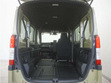 2列目シートと助手席を倒すことで、運転席以外のすべての空間がフラットな荷室となります。フラットな荷室になるので、脚立や絨毯などの長尺の荷物の積載にも対応しております。