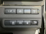 安全装備に関するボタンは運転席周りにまとめて設置されています