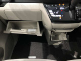 車検証入れになどにも使える便利な収納BOXあります。
