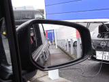 BSW(後側方車両検知警報)搭載。斜め後ろのクルマも見逃さないので、車線変更も安心。車線変更の際に隣車線に車両がいる場合、ディスプレイ内の表示とドアミラーの表示灯が点滅し、ドライバーに注意を促します。