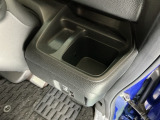 ドリンクホルダー/小物入れにもなって便利です