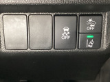 Hondaセンシング用の、VSA(ABS+TCS+横滑り抑制)解除と路外逸脱抑制機能のオンオフスイッチなどはハンドルの右側に装備しています。