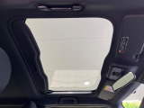 【ガラスルーフ】ガラスルーフ搭載で車内の解放感が一気にアップ!開放的なドライブをお楽しみいただけます。