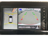 アラウンドビューモニターです。4つのカメラからの映像を合成・処理することで空から見下ろすような視点で周囲を確認でき、駐車時のクルマの位置確認がスムーズになります。