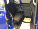 ホンダ車の低床ボディは、チャイルドシートへのお子さまの乗降や荷物の積載もスムーズ。足元もゆったりとしていますので、おくつろぎいただけます。