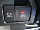 採用車種が増えている電動パーキングブレーキはスイッチひとつで簡単操作