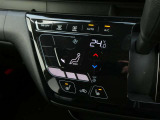 車内を年中快適に保ってくれるタッチパネル式オートエアコン。