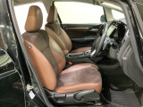 広い足元にゆったり座れるシートには肘掛けも装備しており長距離の運転でも疲れにくくなってます。女性でも運転がしやすいように、シートの高さ調整機能(シートリフター)がついています。