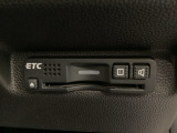 ハンドルの右下にETCがついています。高速道路の料金所の通過も楽々です!。 カードの取り出しもしやすい場所についています。