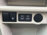 シートヒーター装備。備わっているスイッチを押すと、運転席のシートがあたたかくなります。エアコンより温まるのがはやく、電力消費も抑えられるため、冬場に嬉しい装備です。