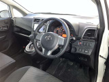 シックな色使いの運転席周りですね。すっきりとしたデザインで上品な色使いです。居心地の良い運転席、長く座ってられるリラックスできるデザインがいいですね。