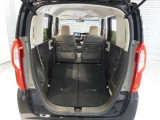 【トランクスルー機構】後席を前に倒してトランクルームとつなげ、長尺物の収納を可能にするトランクスルー機構も備えています。