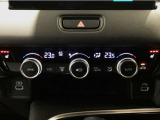 オートエアコンは左右席で独立温度コントロールが可能です。運転席はキンキンに冷やして助手席はマイルドにと言った設定が可能です☆暑さ寒さでケンカすることもなくなりますね♪