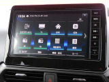 ナビゲーション+AV 2画面表示(デュアルウィンドウ)、地デジTV、FM/AM、microSDカード(音楽/動画ファイル再生)、Bluetooth Audio、ハンズフリーフォン、スマホ連携、音声認識対応の純正9インチ大型ナビです。