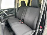 足元もゆったりで長時間の運転も疲れにくいフロントシートです。