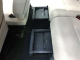 後席下のシートアンダートレイです。