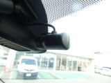 ドライブレコーダーは、車の運転中に前方の映像を記録する装置です。万が一の事故の際に、状況を記録して証拠として利用することができます。