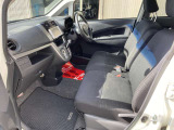 運転席シート周りは使用感はありつつも、良好な状態となっております。