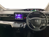 車内は光触媒抗菌消臭施工済です。スタイリッシュなデザインでスポーティなインパネ周りを演出します。グローブボックスやカップホルダーのほかにトレーなどたくさんの収納スペースが付いています。