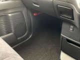 助手席の足元です。一緒に乗る方もリラックスしてお乗りいただける構造です