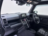 ダイハツのお店では、ダイハツ車を知り尽くしたプロフェッショナルが、専用の診断機器を使って各システムを点検しております。