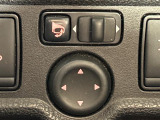 【電動格納ミラー】運転席のスイッチで、ドアミラーの開閉や角度の調整ができます。