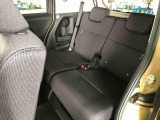 リヤシートも足元広々空間。