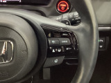 ハンドルにHondaセンシング系のクルーズコントロールやレーンキープアシストなどの操作スイッチが装備されています。ハンドルから手を離さず安全に操作できます。