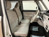 フロントシートはベンチシートになっていて足元が広々しており、運転しやすくなっています♪