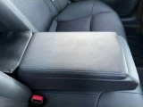 大人が乗っても快適な後部座席です
