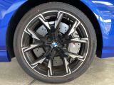 BMWの純正アロイホイールは軽量かつ強度にも優れているホイールで走行性能を引き上げる設計になっております。足元にもBMWは妥協がなくこだわっている個所になります。