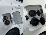 給電口は運転席側後方にあります。上が普通充電、下が急速充電です。