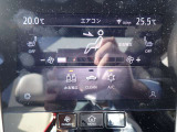 タッチパネル操作で車内のエアコンの風量設定や温度設定が可能です!!またシートヒーターもこちらのパネルから操作が可能です♪