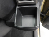 【カップホルダー】エアコン吹き出し口下部に設置されていますので使いやすさバッチリ!運転席から手の届くちょうどの位置です!