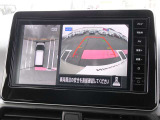 インテリジェント アラウンドビューモニター(移動物 検知機能付)搭載!大型ナビに、上から見たようなに映る映像で、駐車を安全簡単に。さらに人や自転車など周囲に動くものがあると表示とブザーでお知らせします。