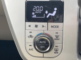 【オートエアコン】一度お好みの温度に設定すれば、車内の温度を検知し風量や温度を自動で調整。暑い&hellip;寒い&hellip;と何度もスイッチ操作をする必要はありません。快適な車内空間には必須の機能ですね♪