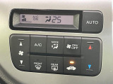 【オートエアコン】一度お好みの温度に設定すれば、車内の温度を検知し風量や温度を自動で調整。暑い&hellip;寒い&hellip;と何度もスイッチ操作をする必要はありません。快適な車内空間には必須の機能ですね♪