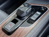美しく、誰もが使いやすいデザインの電制シフト☆木目調のデザインがオシャレですよね♪SPORT、ECO、NORMALの3種類のドライブモードを設定★オートブレーキホールドスイッチも★