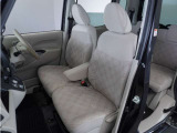 運転席と助手席は足元が繋がっているので自由に行き来しやすいので駐車場が狭いときでも助手席側からスムーズに乗り降りできて便利!