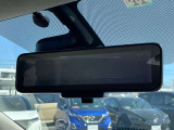 車両後方のカメラ映像を映し出し、車内の状況や、天候などに影響されずいつでもクリアな後方視界が得られるインテリジェントル-ムミラ-が装備されております。